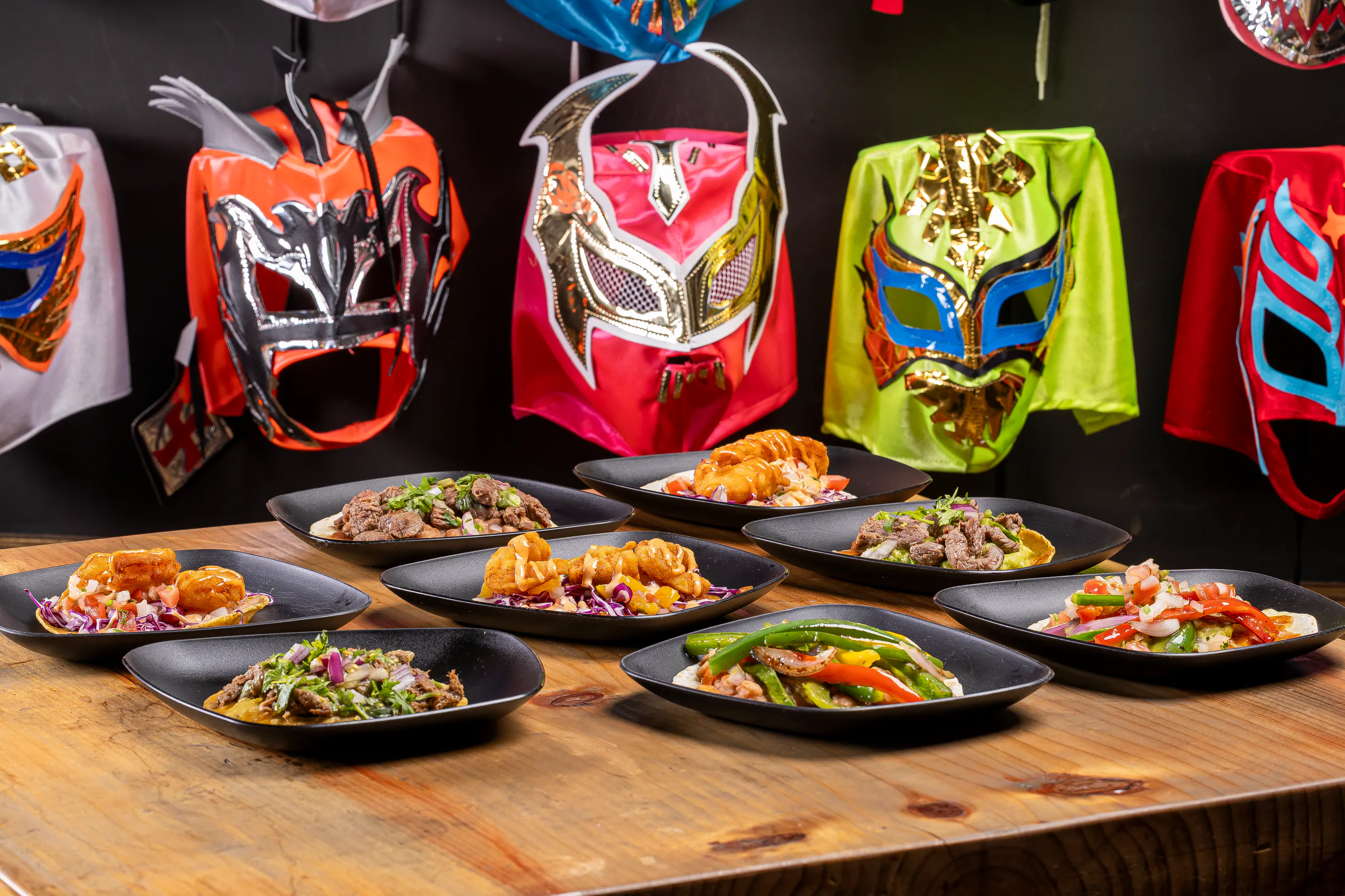 Mesa Nacho Man com tacos e máscaras de lucha libre