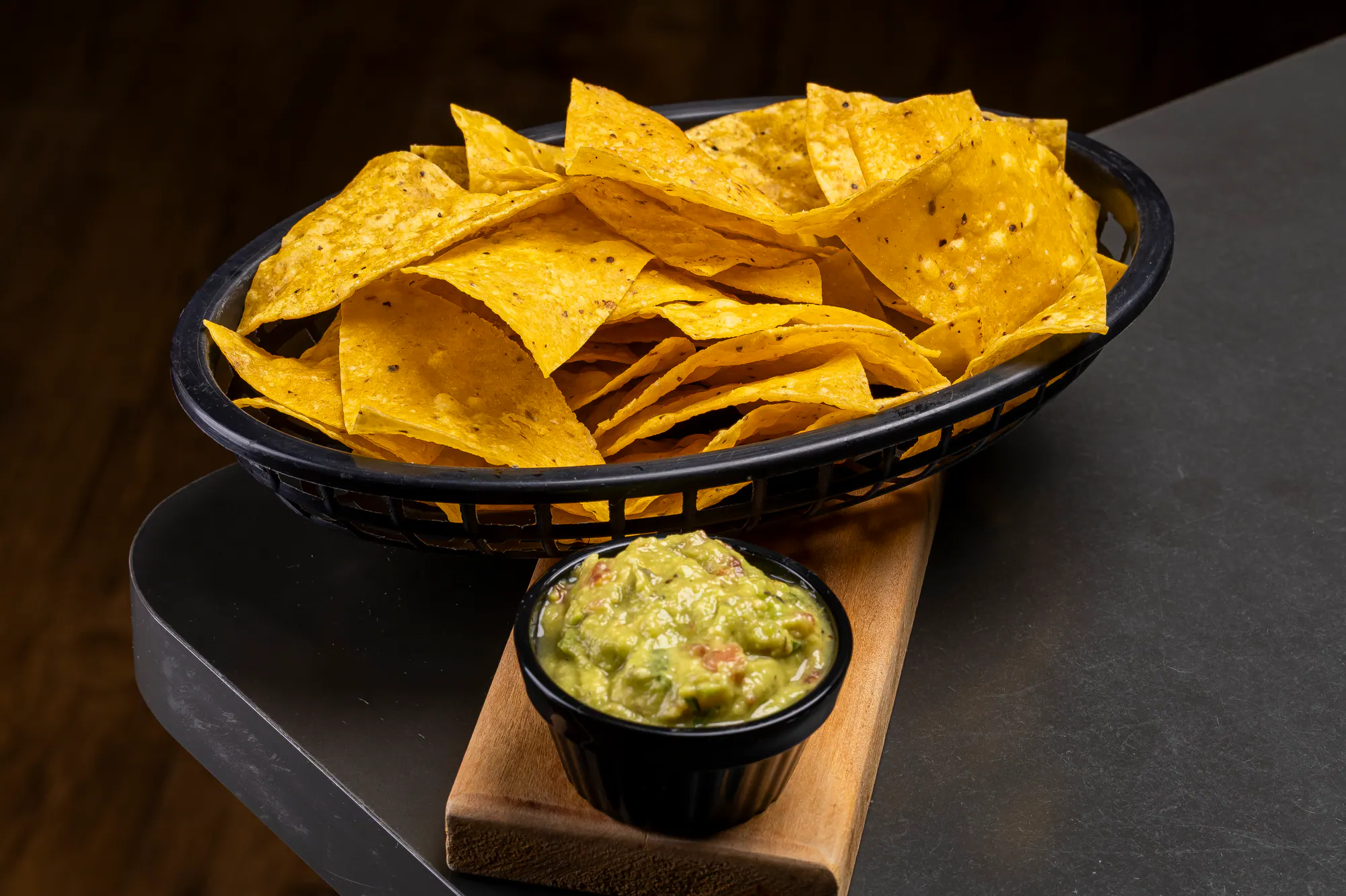 Porção de nachos Nacho Man com guacamole e molho picante